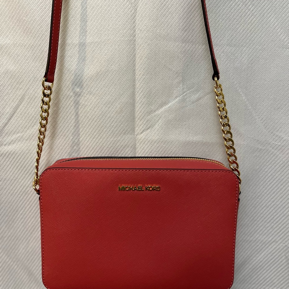 🆕. Michael Kors Jet Set Cherry Crossbody Bag with chain shoulder strap.